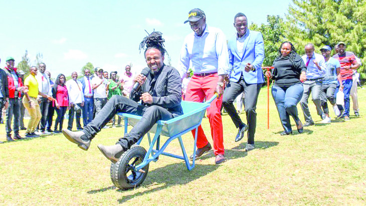 William Ruto has given out wheelbarrows to youths to promote small businesses. PD/FILE
