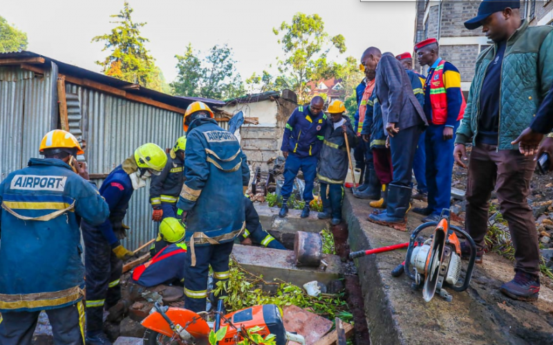 Rescue team on location wall collapsed in Ruaka. PHOTO/Kimani Wamatangi/X