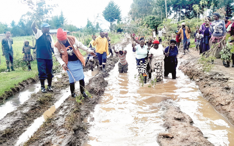 Residents of in Kinangop Nyandarua county demonstrate over the poor state of feeder roads in the area. Ongoing heavy rains have made the situation worse making it impossible for vehicles to access farms and transport food produce.